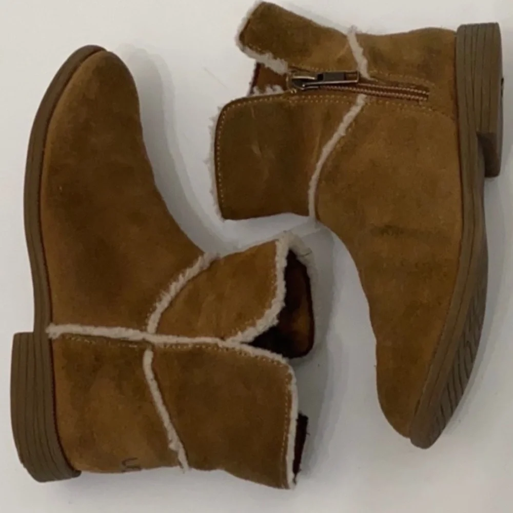 Authentic UGG designer little girls suede leather boots size 11